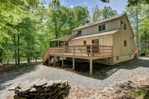 101 Overlook Ct, Lackawaxen, PA 18435