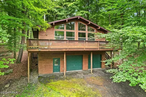 127 Grasshopper Ln, Greentown, PA 18426