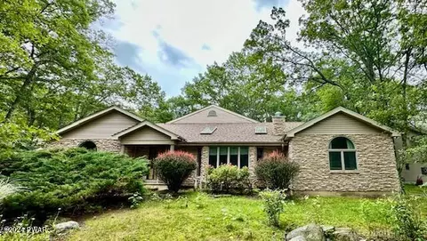 802 Paddock Ct, Lords Valley, PA 18428