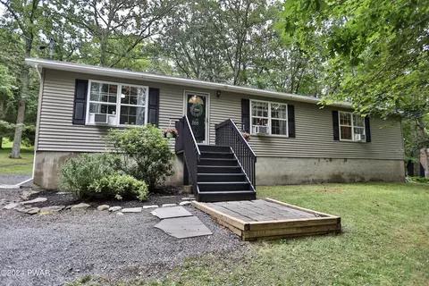 105 Hummingbird Ct, Milford, PA 18337