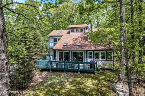 124 Surrey Dr, Lords Valley, PA 18428