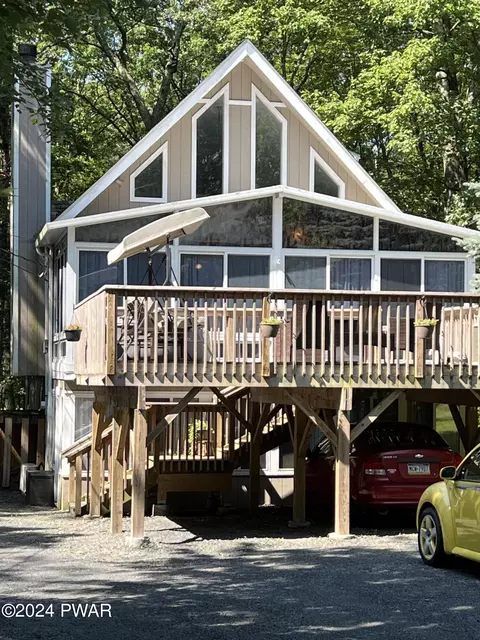 207 Maple Ridge Dr, Lords Valley, PA 18428