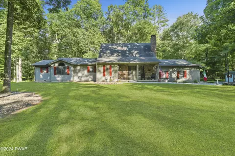 130 Foxcroft Dr, Milford, PA 18337