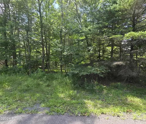 86 Ridgewood Cir, Lake Ariel, PA 18436
