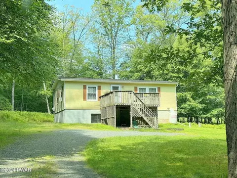 133 Muldovan Dr, Hawley, PA 18428