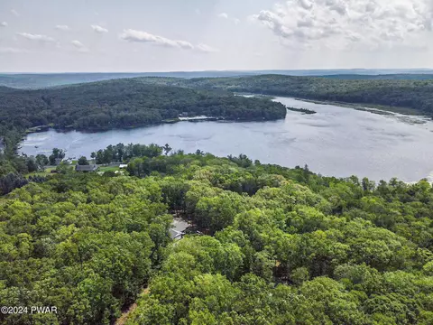 113 Oak Hill Rd, Lackawaxen, PA 18428