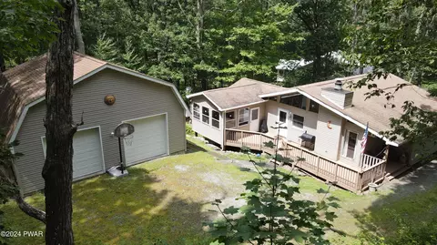 809 Lasso Ct, Lords Valley, PA 18428