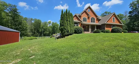 46 Fermoy Ln, Waymart, PA 18472