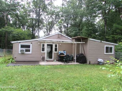 131 Parkers Glen Rd, Shohola, PA 18458