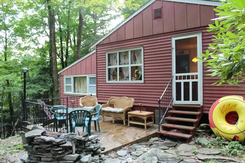 102 N Eastwood Dr, Greentown, PA 18426