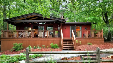 149 E Lake View Dr, Dingmans Ferry, PA 18328