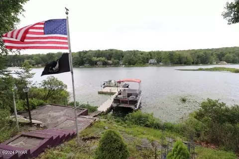 41 E Shore Dr, Hawley, PA 18428