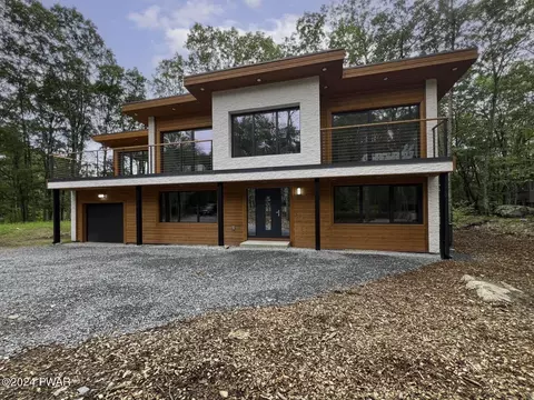 118 Ridgeway Dr, Lords Valley, PA 18428