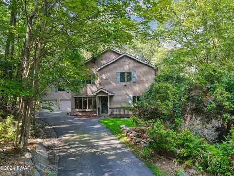 54 Cove Point Cir, Lakeville, PA 18438