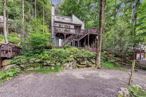 42 Roamingwood Rd, Lake Ariel, PA 18436