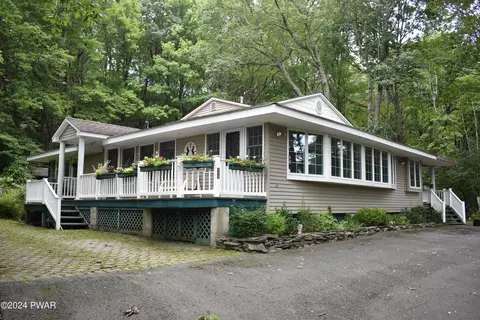 112 Lookout Dr, Lords Valley, PA 18428