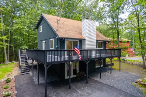 127 Pine Grove Cir, Milford, PA 18337