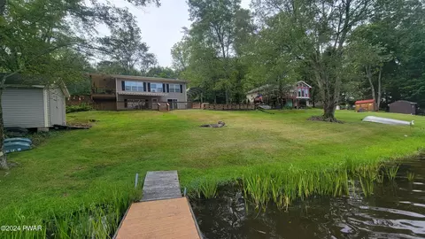 91 Lake Shore Dr, Waymart, PA 18472