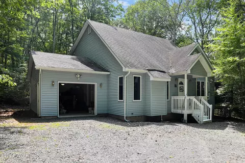 107 Canterbrook Dr, Lords Valley, PA 18428