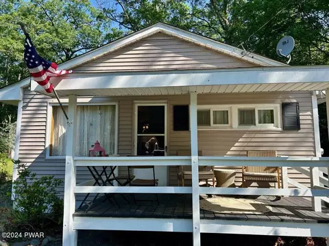 29 5th St, Hawley, PA 18428
