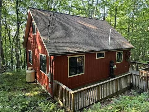 82 Ridge Rd, Lake Ariel, PA 18436