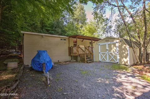 131 Southerton Ln, Greentown, PA 18426