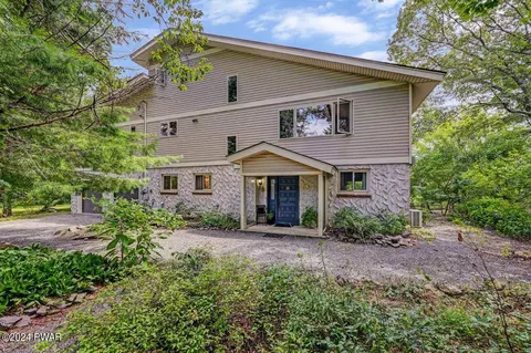 109 Highland Ln, Lords Valley, PA 18428