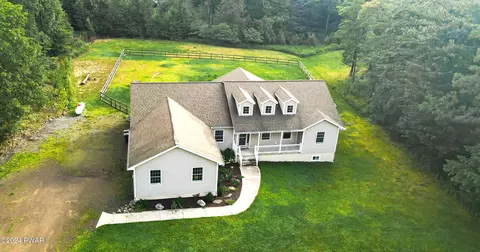 27 Oak Ln, Waymart, PA 18472