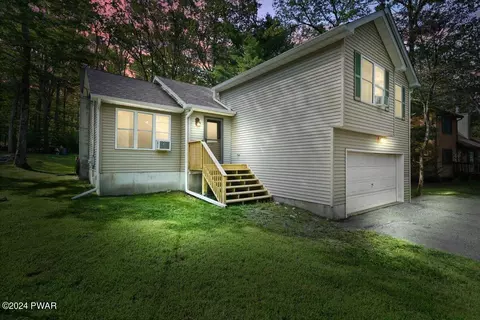107 Adrienne Ct, Dingmans Ferry, PA 18328