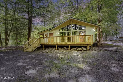 126 Rockwood Dr, Lords Valley, PA 18428