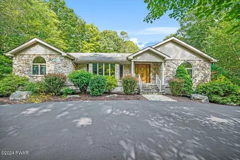 305 Maple Ridge Dr, Hawley, PA 18428