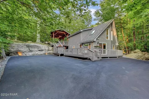 149 N Fairway Dr, Lake Ariel, PA 18436