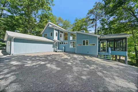 125 Basswood Ln E, Lords Valley, PA 18428