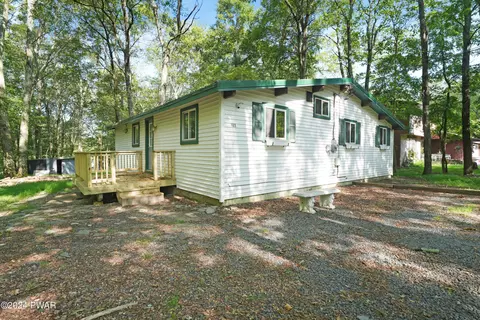 1126 Elk Dr, Bushkill, PA 18324