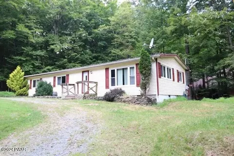29 Stuart Dr, Hawley, PA 18428