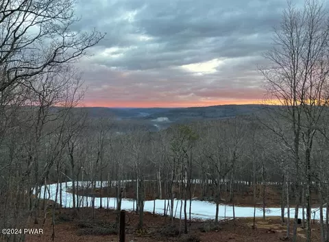 148 Powderhorn Dr, Lackawaxen, PA 18435