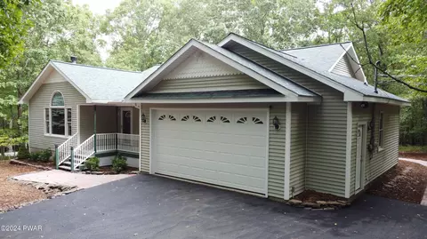 1379 Dewberry Dr, Hawley, PA 18428
