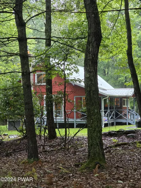 654 Twin Lakes Rd, Shohola, PA 18458
