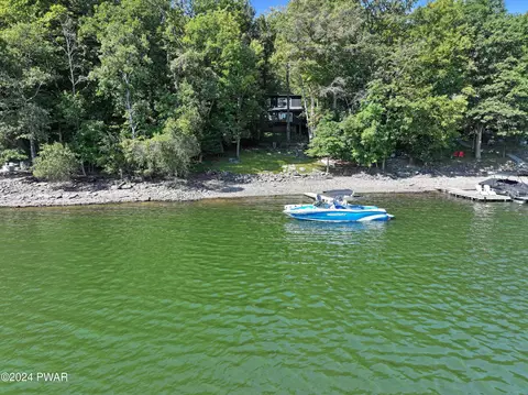 23 Oak Hl, Lakeville, PA 18438
