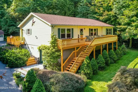 25 Sterling Gardens Dr, Moscow, PA 18444