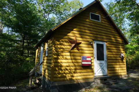 223 Five Mile Mdw Rd, Dingmans Ferry, PA 18328
