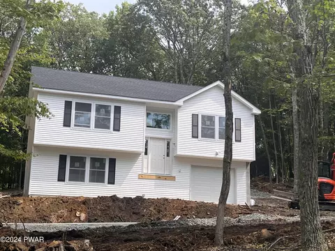 118 White Pine Dr, Milford, PA 18337