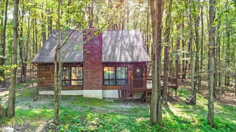 9 Mountain Glen Dr, Gouldsboro, PA 18424