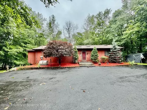 813 White Oak Dr, Forest City, PA 18421