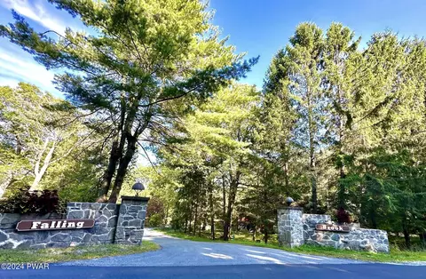 109 Falling Brook Way, Hawley, PA 18428