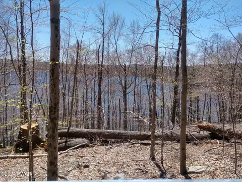 4 Boathouse Rd, Lake Ariel, PA 18436