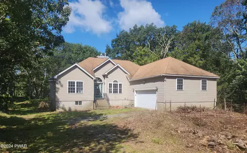 408 Surrey Dr, Hawley, PA 18428