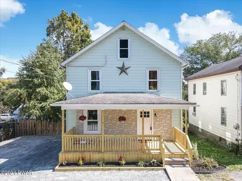 211 Wangum Ave, Hawley, PA 18428