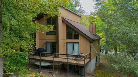 261 S Fairway Dr, Lake Ariel, PA 18436