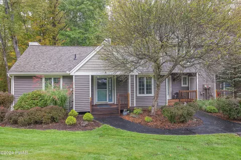 100 Kingsmill Ct, Hawley, PA 18428